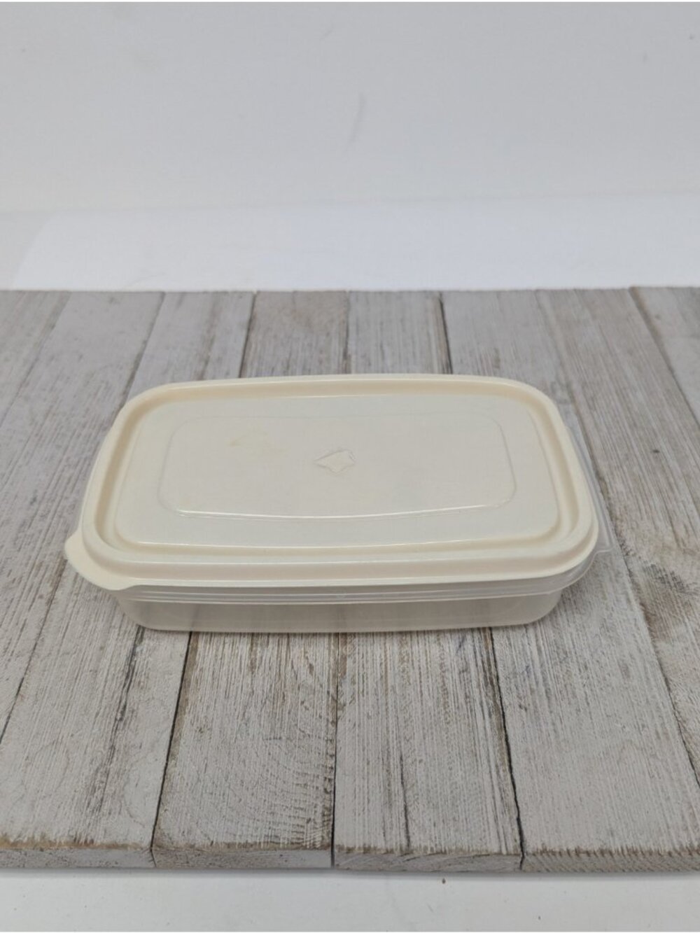 Rubbermaid Servin' Saver # 10 Storage Container Almond Lid 12 oz Rectangle - A